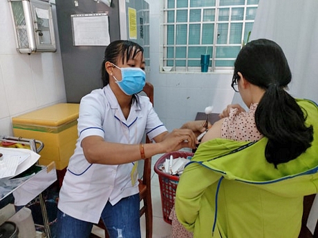 Người dân chủ động đến chích ngừa cúm tại Trung tâm Kiểm soát bệnh tật tỉnh Vĩnh Long.