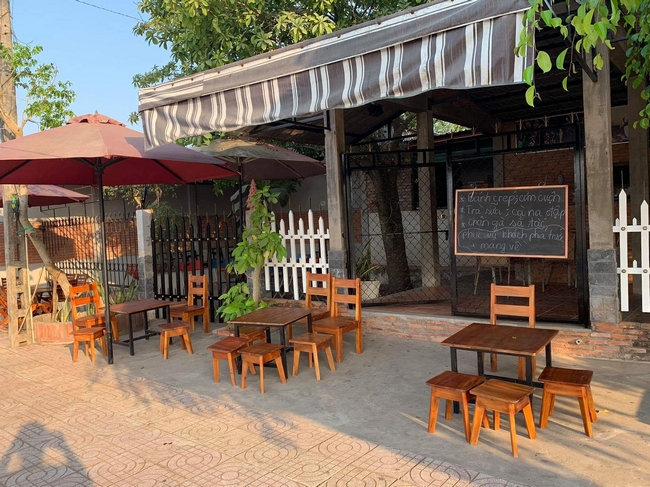 Một quán ăn uống ở thị trấn Mang Thít giới hạn khu vực phục vụ và tăng cường bán cho khách mang về.