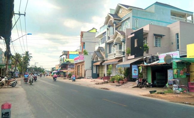  Thị trấn Long Hồ khá vắng vẻ với nhiều cửa hàng dịch vụ, hàng quán thông báo tạm nghỉ.