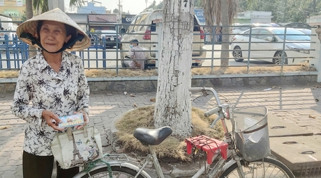 Cô Lê Cẩm Vân- Phường 9 thường xuyên bán vé số tại Co.opmart Vĩnh Long, cho biết bán vé số là thu nhập để nuôi bản thân và người chồng đang bị tai biến.