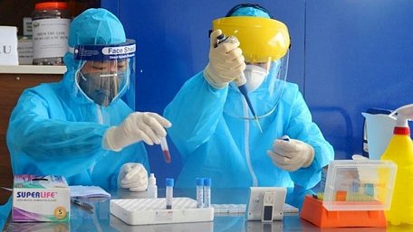   Xét nghiệm nhanh virus SARS-CoV-2 cho người dân tại trạm xét nghiệm nhanh huyện Thanh Oai. (Ảnh: TTXVN)