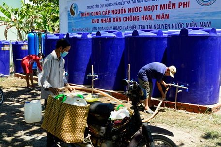 Người dân đến lấy nước ngọt tại điểm cấp nước ở xã An Khánh (Bến Tre). Ảnh: Công Trí.