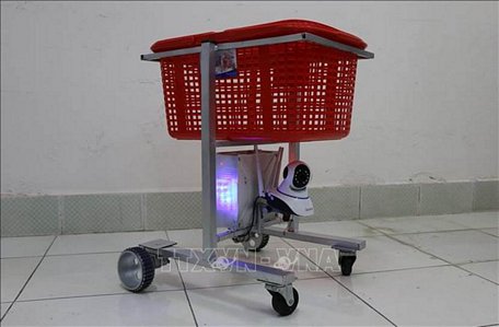 “Robot vận chuyển phục vụ cho bệnh nhân khu cách ly”. 