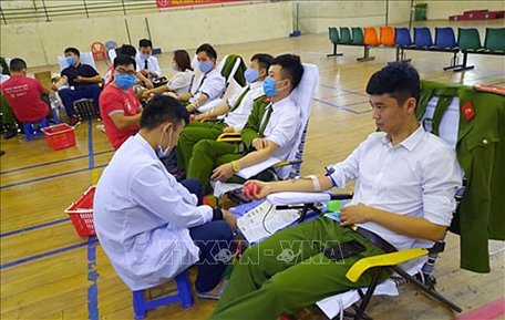 Công an tham gia hiến máu tình nguyện. Ảnh: Nguyễn Nam/TTXVN