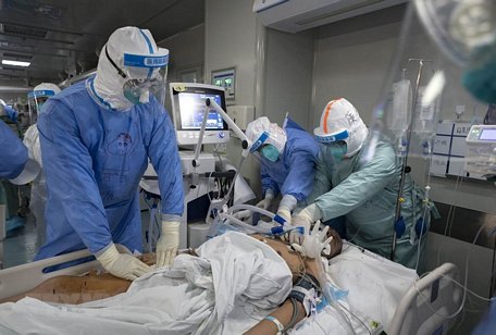 Nhân viên y tế điều trị cho bệnh nhân mắc COVID-19 tại một bệnh viện ở Vũ Hán, Trung Quốc ngày 5/5/2020. (Ảnh: THX/TTXVN)