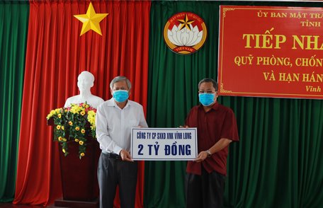 Chủ tịch UBMTTQ Việt Nam tỉnh- Lê Quang Đạo tiếp nhận số tiền ủng hộ từ các đơn vị.