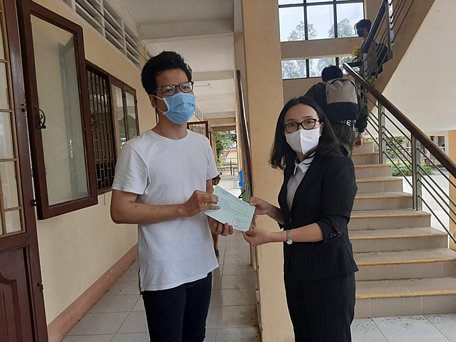 TS. bác sĩ Hồ Thị Thu Hằng- Phó Giám đốc Sở Y tế- tuần tự trao giấy chứng nhận hoàn thành cách ly cho từng công dân.
