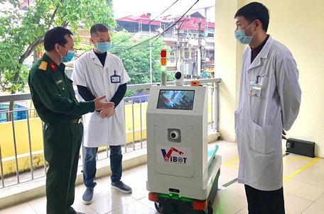 Đại diện Học viện kỹ thuật quân sự giới thiệu robot với các bác sĩ bệnh viện Bắc Thăng Long (một trong những địa điểm sử dụng để điều trị bệnh nhân mắc Covid-19). (Ảnh: Bộ KH&CN)