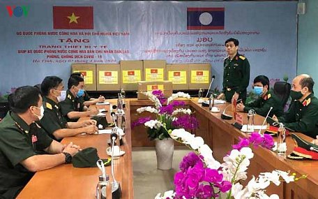 Lễ bàn giao và tiếp nhận trang thiết bị y tế do Bộ Quốc phòng Việt Nam giúp quân đội Lào (Ảnh: CTV cung cấp)