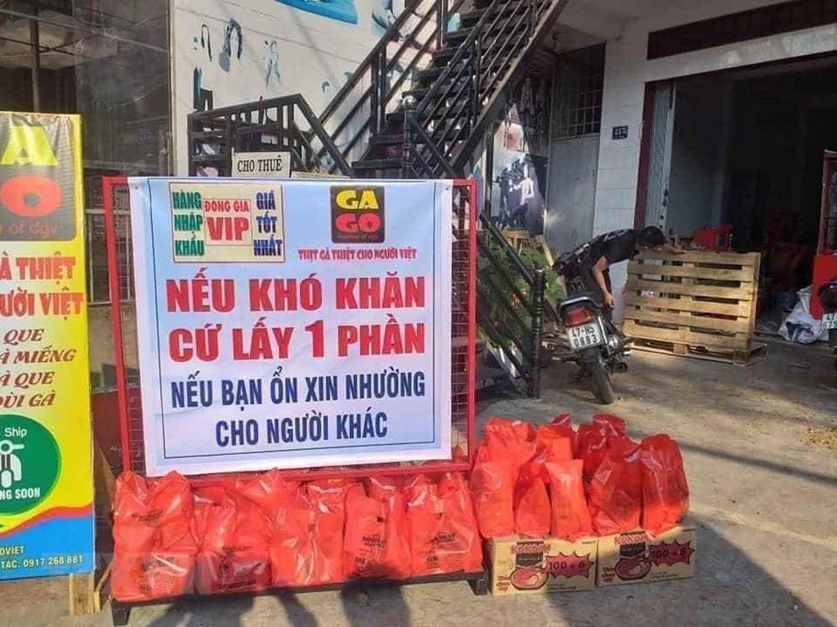  Một địa chỉ hỗ trợ nhu yếu phẩm cho người dân tại 217 Lê Duẩn, thành phố Buôn Ma Thuột,  Đắk Lắk. (Ảnh: Hoài Thu/TTXVN)