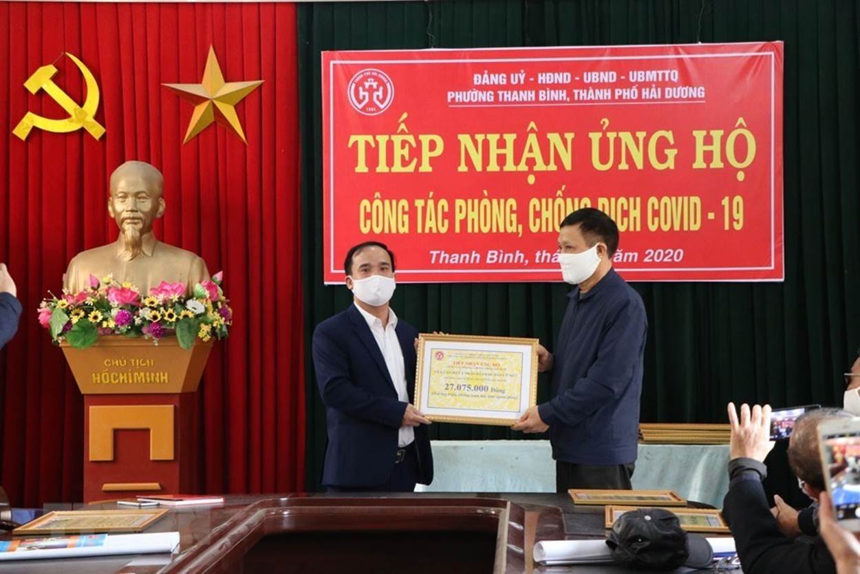  Ngày 6/4, Ủy ban Mặt trận Tổ quốc Việt Nam phường Thanh Bình, thành phố Hải Dương tiếp nhận ủng hộ trên 140 triệu đồng từ 12 khu dân cư và các cá nhân để hỗ trợ những người  gặp nhiều khó khăn do ảnh hưởng dịch COVID-19. (Ảnh: Mạnh Minh/TTXVN)