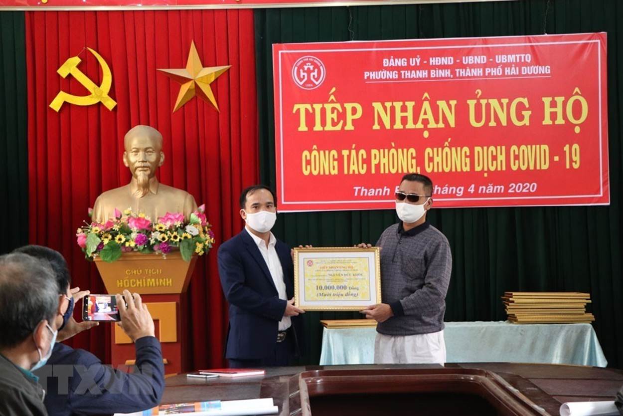  Ngày 6/4, ông Nguyễn Đức Khỏe, khu 6 phường Thanh Bình, thành phố Hải Dương, tỉnh Hải Dương, ủng hộ 10 triệu đồng cho công tác phòng, chống dịch COVID-19. (Ảnh: Mạnh Minh/TTXVN)