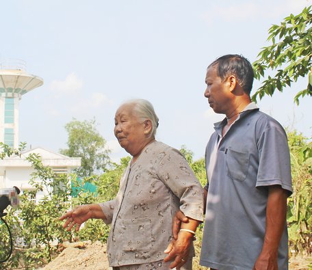 Bà Võ Thị Biết đã hiến đất để xây trạm cấp nước và làm đường giao thông nông thôn.