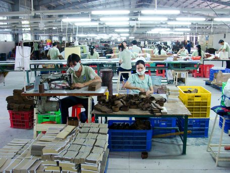 Công nhân ở phân xưởng thủ công mỹ nghệ (Công ty CP Sản xuất kinh doanh xuất nhập khẩu Vĩnh Long) từ ngày 6- 18/4/2020, tuần làm việc 3 ngày và nghỉ 3 ngày.