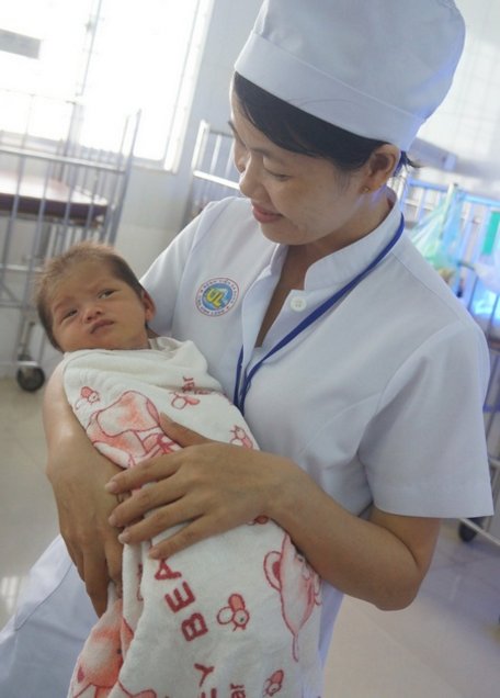 Điều dưỡng Mai Hồng Hợp (phòng Dưỡng nhi) chăm sóc trẻ sơ sinh bị bỏ rơi.