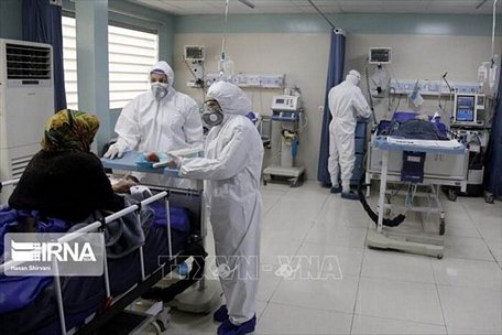 Nhân viên y tế chăm sóc bệnh nhân mắc COVID-19 tại một bệnh viện ở Tehran, Iran. Ảnh: IRNA/TTXVN