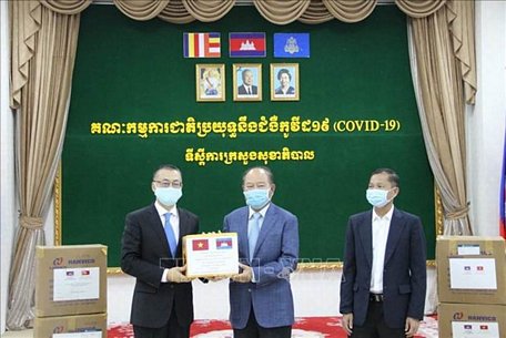 Đại sứ Vũ Quang Minh trao thiết bị y tế của Chính phủ và nhân dân Việt Nam tặng nhân dân Campuchia chống dịch COVIV-19. Ảnh: Nguyễn Vũ Hùng/TTXVN
