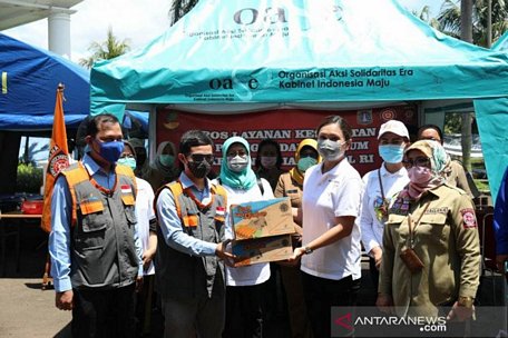 Bộ Xã hội đã bắt đầu phân phối 200.000 gói thực phẩm cho những lao động phi chính thức trong vùng đỏ Covid-19 ở DKI Jakarta. Nguồn: Antaranews