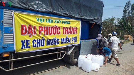 Những đoàn xe các nơi khẩn trương chở nước ngọt về cứu khát cho dân vùng Gò Công. 