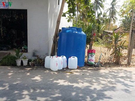 Hộ dân ở xã Long Bình, huyện Gò Công Tây dự trữ sẵn bồn nước ngọt để tặng cho các hộ có nhu cầu.