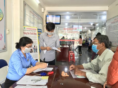 Người lao động làm hồ sơ đề nghị hưởng bảo hiểm thất nghiệp tại Trung tâm Dịch vụ việc làm tỉnh Vĩnh Long (ảnh chụp ở thời điểm cuối tháng 3/2020).