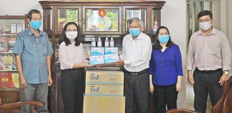 Ông Lê Quang Đạo- Chủ tịch Ủy ban MTTQ Việt Nam tỉnh trao khẩu trang y tế và gel rửa tay khô đến Sở Y tế tỉnh.