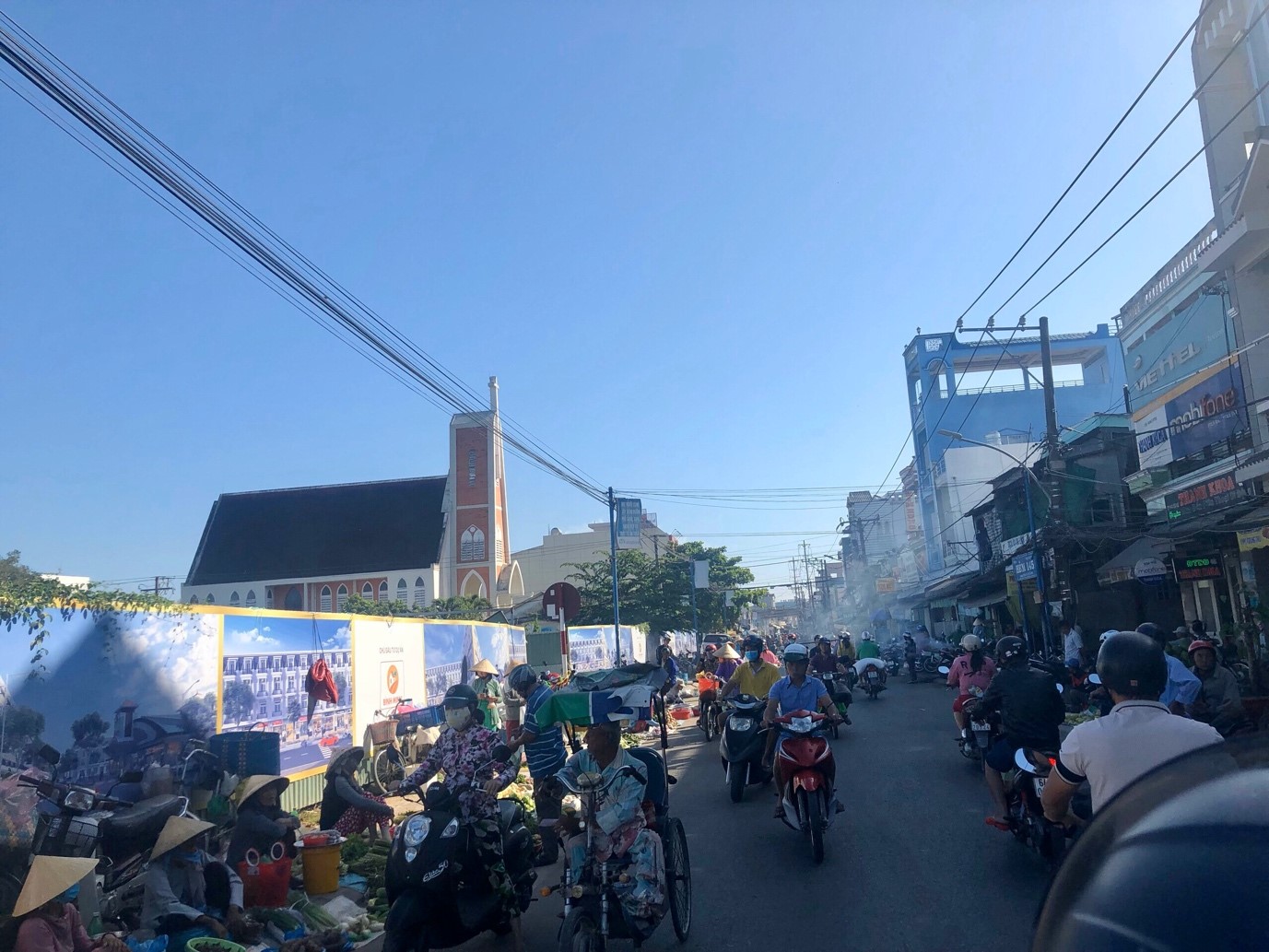 Đường Phan Văn Năm, phường Cái Vồn, Tx Bình Minh với mật độ dân cư đặc biệt đông (Ảnh TMG)