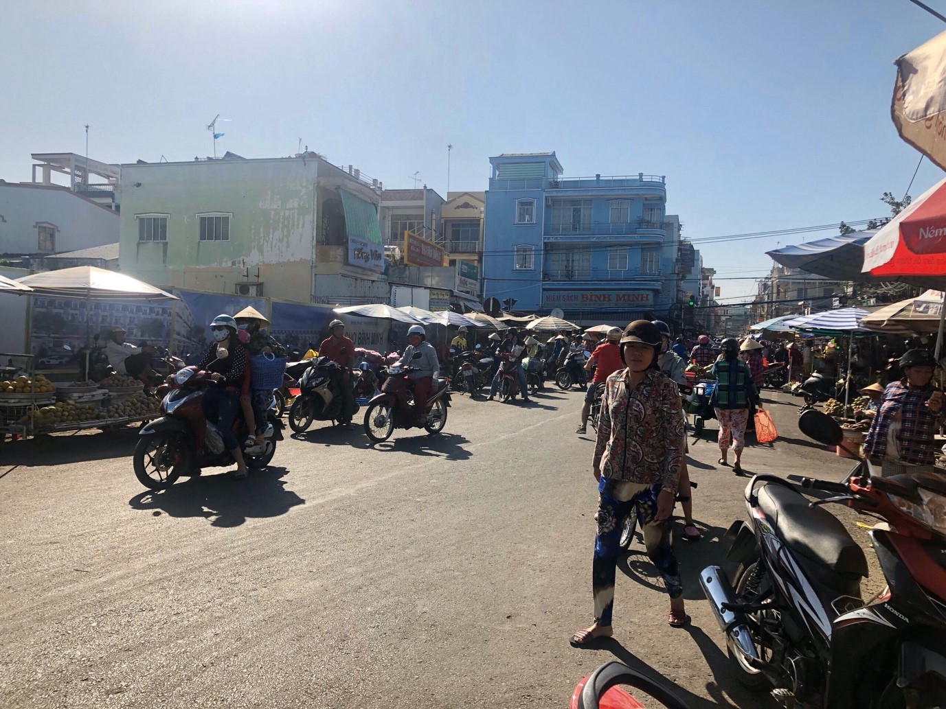 Hình ảnh nhộn nhịp quanh khu vực chợ Cái Vồn, TX Bình Minh, Vĩnh Long