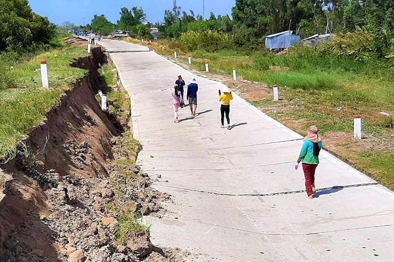 Tuyến đường phòng hộ đê biển Tây của tỉnh Cà Mau bị sụp lún nghiêm trọng.