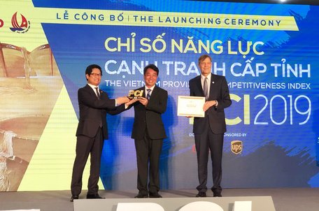 Ông Lữ Quang Ngời- Chủ tịch UBND tỉnh- đón nhận Kỷ niệm chương dành cho tỉnh xuất sắc trong PCI 2019. Ảnh: TRƯƠNG ĐẶNG VĨNH PHÚC 