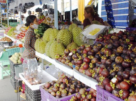  Sức tiêu thụ trái cây tại chợ còn chậm.
