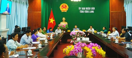  Tại điểm cầu Vĩnh Long, đồng chí Trần Văn Rón- Ủy viên BCH Trung ương Đảng, Bí thư Tỉnh ủy cùng các đồng chí lành đạo tỉnh tham dự hội nghị.
