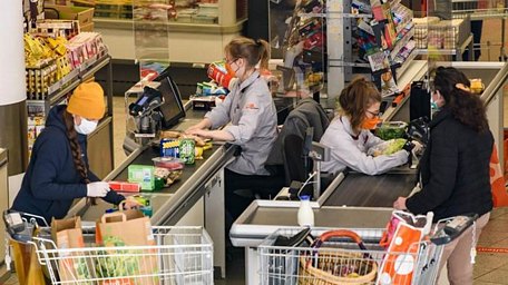  Người dân mua hàng tại siêu thị ở Jena, Đức ngày 6/4/2020 trong bối cảnh dịch COVID-19 bùng phát. (Ảnh: THX/TTXVN)