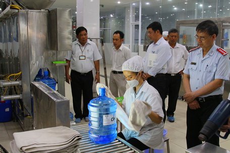 Công ty THHH Tân Thành Mekong đã xuất trình đầy đủ các giấy tờ có liên quan, điều kiện sản xuất cơ sở đảm bảo ATTP với  đoàn kiểm tra.