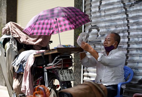 Người dân, nhất là người lao động đường phố chật vật vì nắng nóng - Ảnh: DUYÊN PHAN