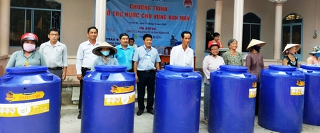 Lãnh đạo Sở Nông nghiệp- PTNT và địa phương trao bồn nước cho bà con ở xã Bình Hòa Phước vào sáng 14/5.