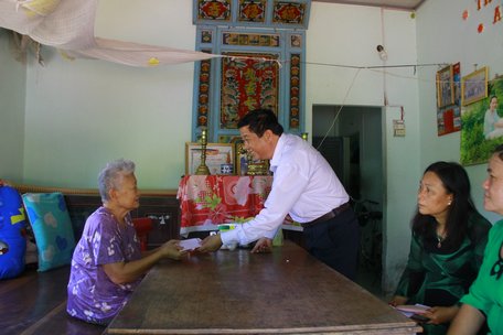 Đồng chí Bùi Văn Nghiêm đến thăm và tặng quà gia đình bà Nguyễn Thị Dính.