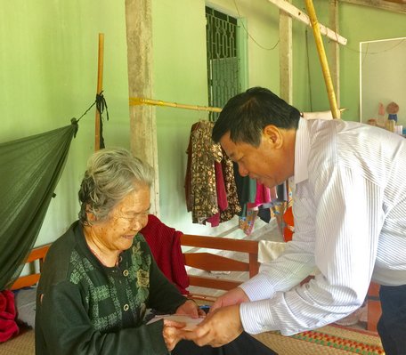 Đồng chí Bùi Văn Nghiêm đến thăm và tặng quà gia đình bà Nguyễn Thị Lời.