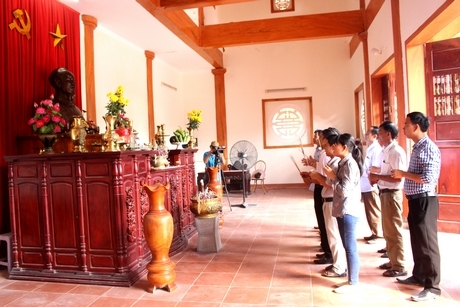 Tới thăm Nghệ An, người dân từ khắp mọi miền Tổ quốc đến Vĩnh Thành thắp nén hương dâng vị lãnh tụ kính yêu của dân tộc.