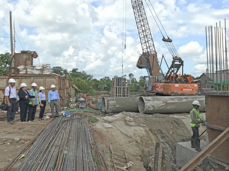 Đại diện ngành chức năng và đơn vị thi công kiểm tra công tác ATVSLĐ tại hạng mục khoan cọc nhồi ở công trình xây dựng cầu (ảnh chụp ngày 21/5).