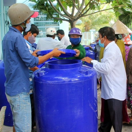 Người dân được hỗ trợ bồn chứa nước giúp ứng phó hạn, mặn.
