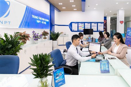 Khách hàng mua SIM và đăng ký thuê bao mới tại các điểm giao dịch của các nhà mạng - Ảnh: T.HÀ