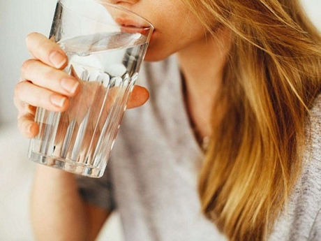 Uống nước vào buổi tối rất tốt cho sức khỏe: Bạn không nên uống nước trước khi đi ngủ nhưng một hay hai ly nước sau bữa tối lại rất tốt cho sức khỏe. Không có gì tốt hơn một ly nước ấm sau một bữa ăn nhiều giàu mỡ. Nước như một chất làm sạch tự nhiên, giúp loại bỏ độc tố ra khỏi cơ thể. Nó cũng giúp tăng tốc quá trình tiêu hóa và ngăn ngừa táo bón.