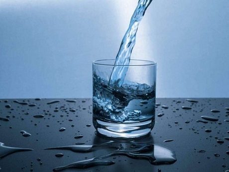 Uống nước thời gian nào là tốt: Uống đủ nước luôn tốt cho sức khỏe nhưng cũng đừng uống quá nhiều. Cố gắng uống ít nhất 2 lít nước mỗi ngày. Và nhớ tránh uống nước trong khoảng thời gian 30 phút trước khi bạn trèo lên giường, để đảm bảo bạn có một giấc ngủ ngon và chất lượng./.