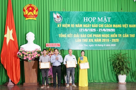 Nhà báo Minh Thái- Báo Vĩnh Long (bên trái) nhận giải nhất.