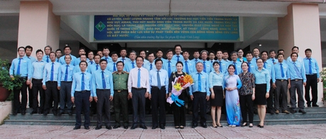 Chủ tịch Quốc hội Nguyễn Thị Kim Ngân chụp ảnh lưu niệm với lãnh đạo tỉnh Vĩnh Long và cán bộ, giảng viên Trường ĐH Sư phạm kỹ thuật Vĩnh Long.