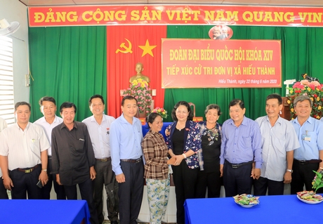 Bà Đặng Thị Ngọc Thịnh- Ủy viên BCH Trung ương Đảng, Phó Chủ tịch nước tiếp xúc với cử tri xã Hiếu Thành (Vũng Liêm).