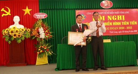 Ông Lê Thành Tặng- Phó Giám đốc Công ty TNHH MTV Xổ số kiến thiết Vĩnh Long nhận Huân chương Lao động hạng 3.