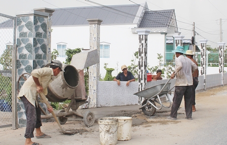 Đời sống nâng cao, người dân huyện Long Hồ có điều kiện xây cất nhà cửa, làm hàng rào, tạo nên diện mạo mới cho huyện nhà.
