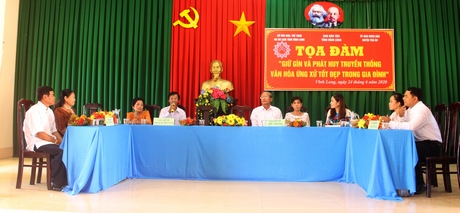 Đại diện hộ gia đình văn hóa tiêu biểu đồng bào dân tộc Khmer trong tỉnh tham gia buổi tọa đàm.